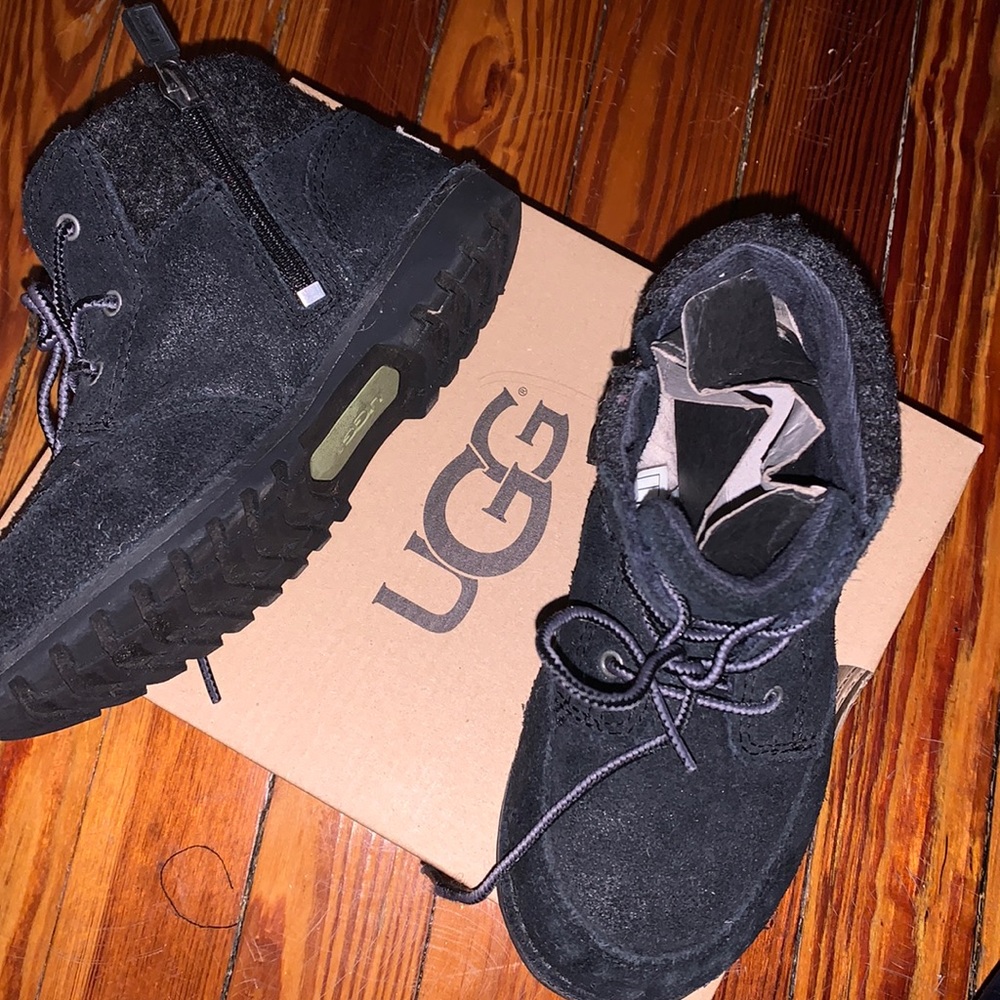 Boys Ugg boot. Black size 11